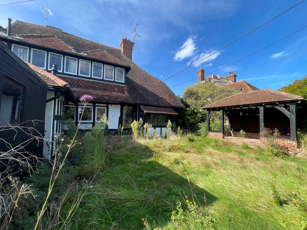 Lot: 118 - SUBSTANTIAL PERIOD PROPERTY FOR UPDATING IN DESIRABLE LOCATION - Rear garden with outbuilding